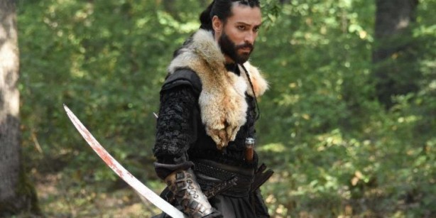 Foto - Uyanış Büyük Selçuklu dizisinde korku dolu anlar! Kılıç darbesi alan ünlü oyuncu, hastaneye kaldırıldı