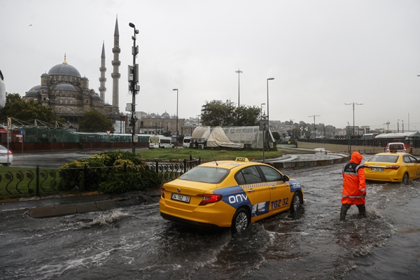 Uyarılar peş peşe geldi... Kuvvetli sağanak hayatı felç etti