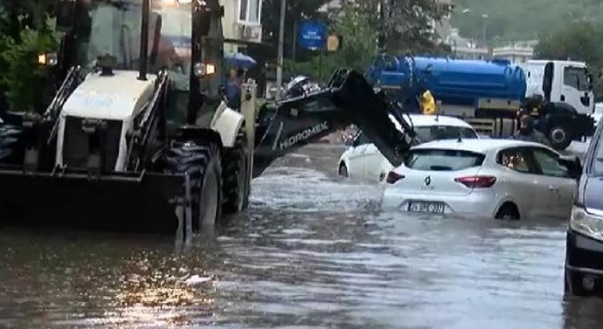 Foto - Uyarılar peş peşe geldi... Kuvvetli sağanak hayatı felç etti