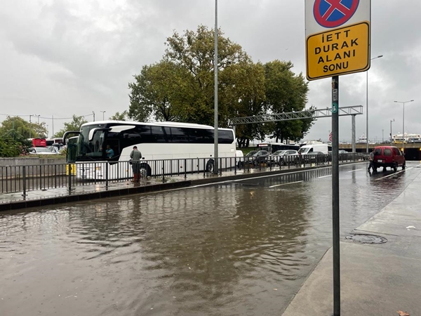 Foto - Uyarılar peş peşe geldi... Kuvvetli sağanak hayatı felç etti