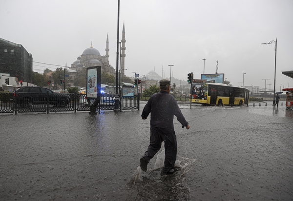 Foto - Uyarılar peş peşe geldi... Kuvvetli sağanak hayatı felç etti