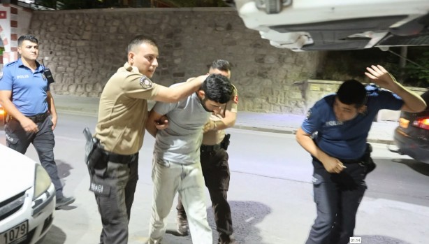 Uygulamada yakalanan aranan şahıs gazeteciyi bekçiye şikayet etti