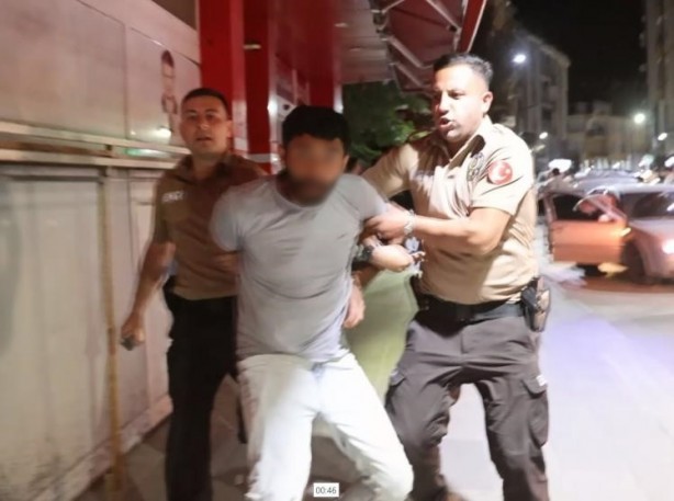 Foto - Uygulamada yakalanan aranan şahıs gazeteciyi bekçiye şikayet etti