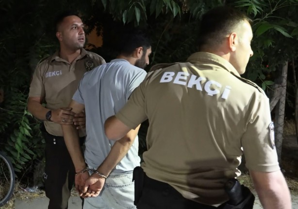 Foto - Uygulamada yakalanan aranan şahıs gazeteciyi bekçiye şikayet etti