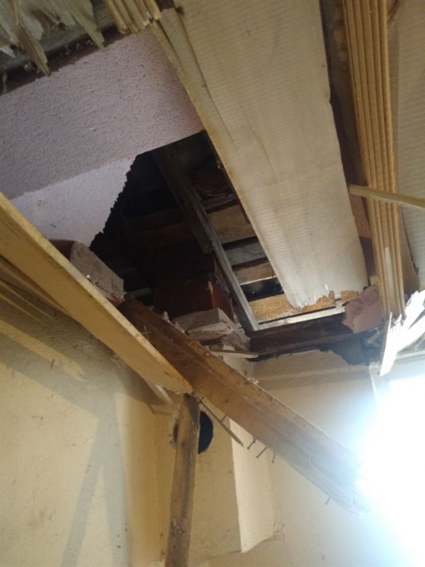 Foto - Uykudayken yakalandılar: Evlerine kaya düştü