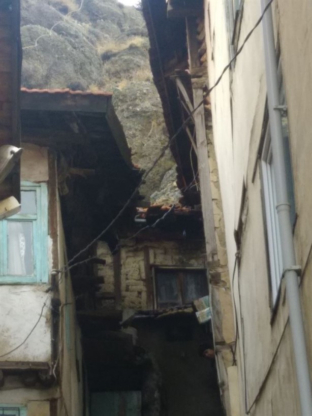 Foto - Uykudayken yakalandılar: Evlerine kaya düştü