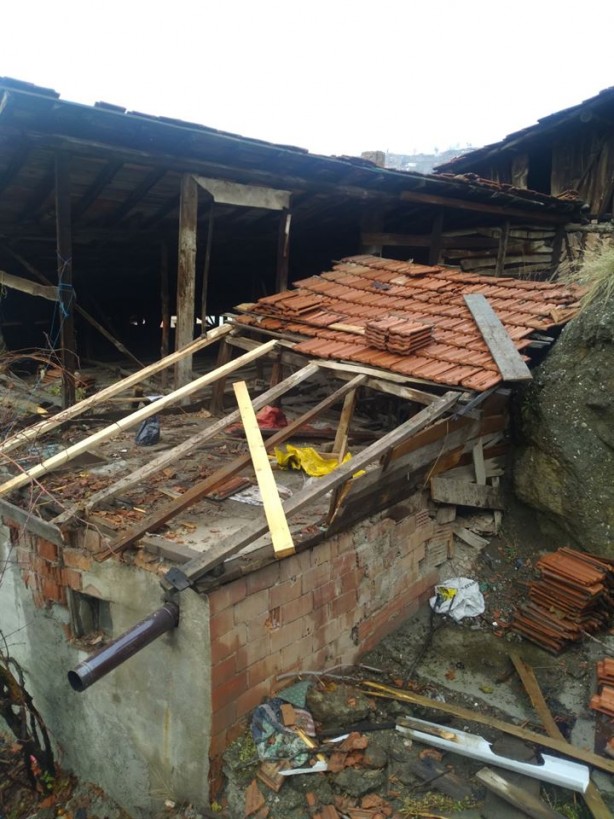 Foto - Uykudayken yakalandılar: Evlerine kaya düştü