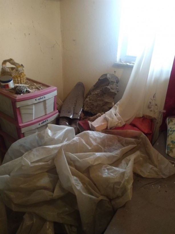 Uykudayken yakalandılar: Evlerine kaya düştü