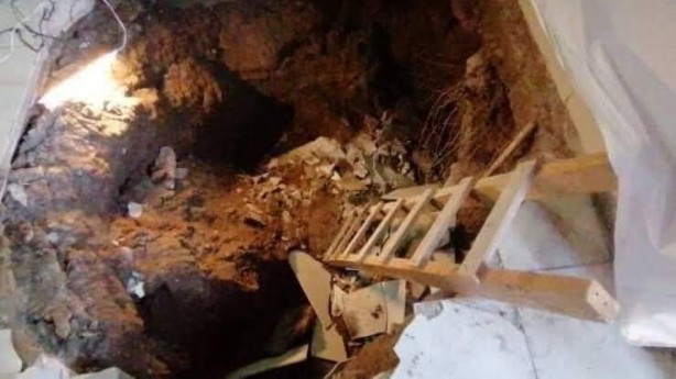 Foto - Uyuduğu kanepeyle birlikte yeraltı tüneline düştü!