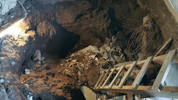 Foto - Uyuduğu kanepeyle birlikte yeraltı tüneline düştü!