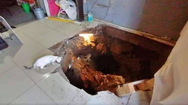 Uyuduğu kanepeyle birlikte yeraltı tüneline düştü!