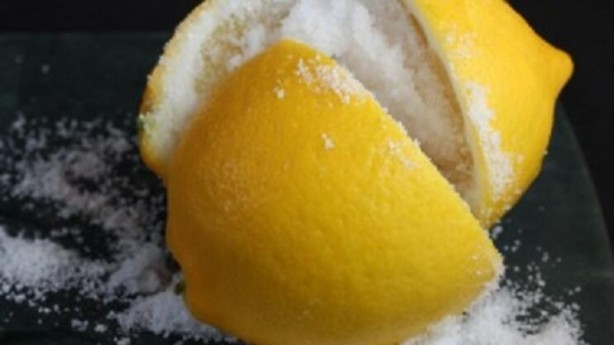 Foto - Uyumadan önce dörde bölünmüş limonu tuzlayın: Başucunuza koyun ve sonucu görün!