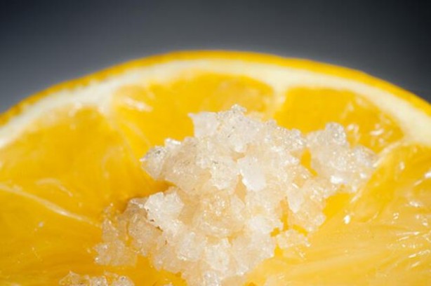 Foto - Uyumadan önce dörde bölünmüş limonu tuzlayın: Başucunuza koyun ve sonucu görün!