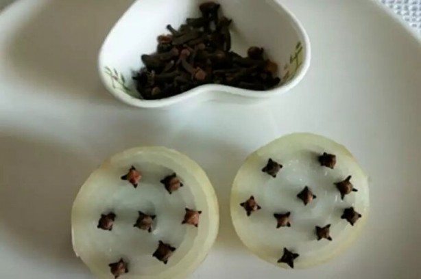 Foto - Uyumadan önce soğanı yatağınızı başına koyun! Sabah olacakları görün