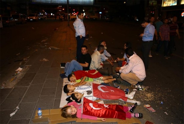 Foto - Uyumak için bile evlerine dönmediler!