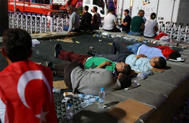 Foto - Uyumak için bile evlerine dönmediler!