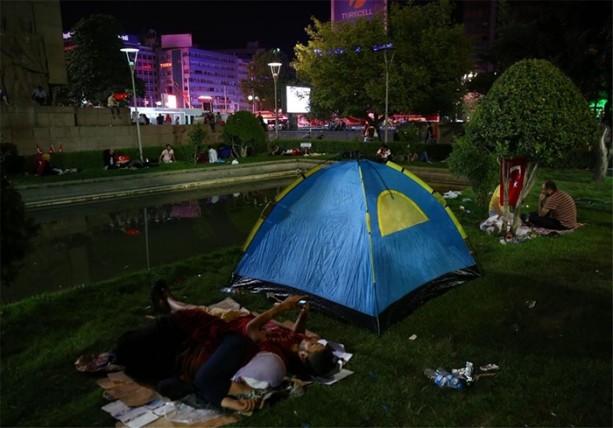Foto - Uyumak için bile evlerine dönmediler!