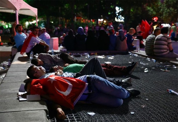 Foto - Uyumak için bile evlerine dönmediler!