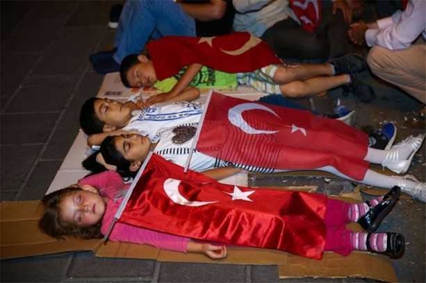 Foto - Uyumak için bile evlerine dönmediler!