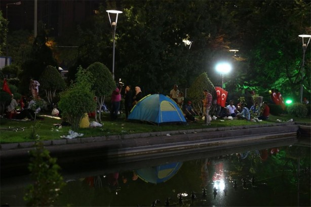 Foto - Uyumak için bile evlerine dönmediler!