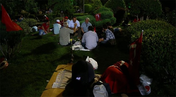 Foto - Uyumak için bile evlerine dönmediler!