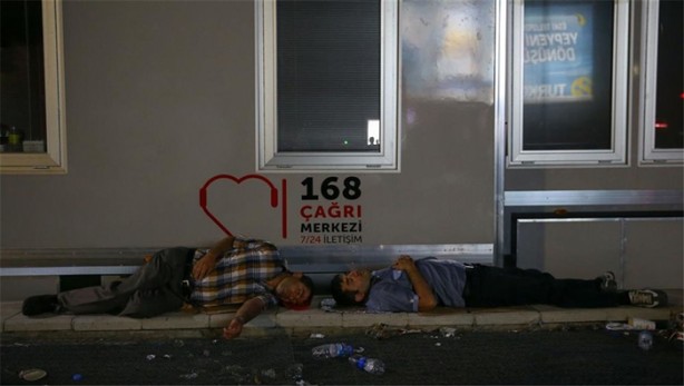 Foto - Uyumak için bile evlerine dönmediler!