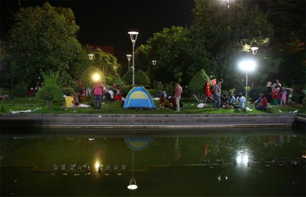 Foto - Uyumak için bile evlerine dönmediler!
