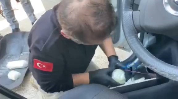 Foto - Uyuşturucu aracın öyle bir yerinden çıktı ki...