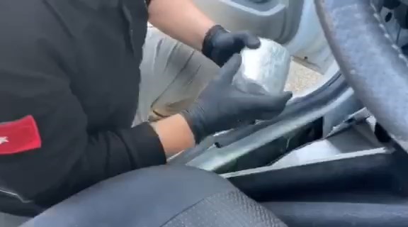 Foto - Uyuşturucu aracın öyle bir yerinden çıktı ki...