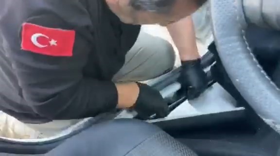 Foto - Uyuşturucu aracın öyle bir yerinden çıktı ki...