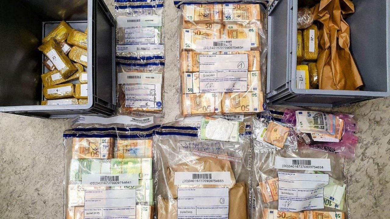 Foto - Uyuşturucu parasını altına çevirdiler! Türkiye’ye uzanan 210 milyon euroluk hat çökertildi