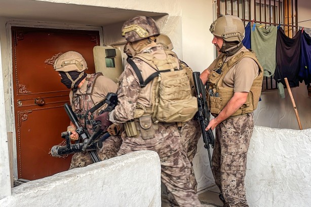 Foto - Uyuşturucu satıcılarına şafak baskını yapıldı