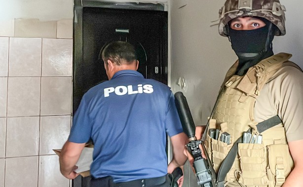 Foto - Uyuşturucu satıcılarına şafak baskını yapıldı
