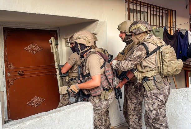 Foto - Uyuşturucu satıcılarına şafak baskını yapıldı