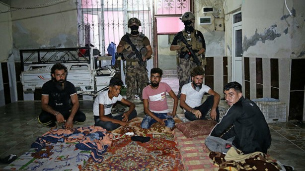 Foto - Uyuyan hücreye baskın! Çok sayıda gözaltı var