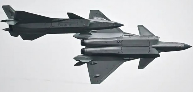 Foto - Uzak Doğu güç göstergesi! Çin sessiz sedasız J-20 konuşlandırdı