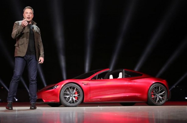 Foto - Uzaya çıkan ancak satışa çıkamayan Tesla Roadster için tarih verildi