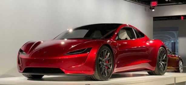 Foto - Uzaya çıkan ancak satışa çıkamayan Tesla Roadster için tarih verildi