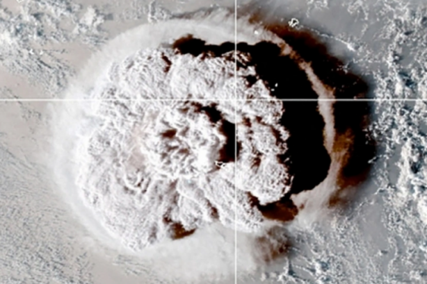 Foto - Uzaydan görünen patlama! Ada ikiye bölündü