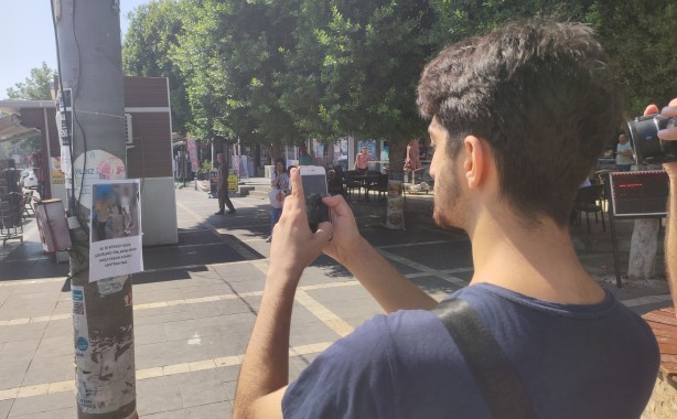 Foto - Üzerinde yazıla hayrete düşürdü! Cadde ve sokaklarda esrarengiz pankart