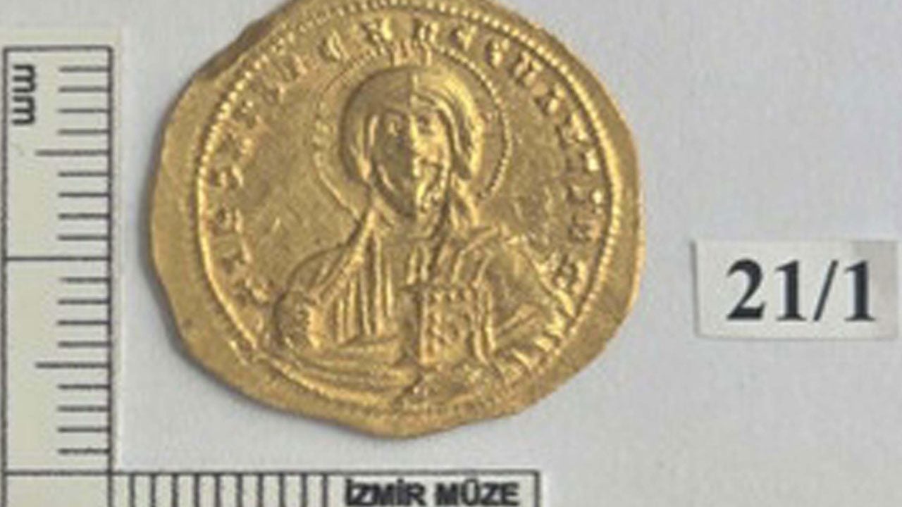 Foto - Üzerindeki kabartmalar dikkat çekti! Denizin dibinden altın sikke çıktı