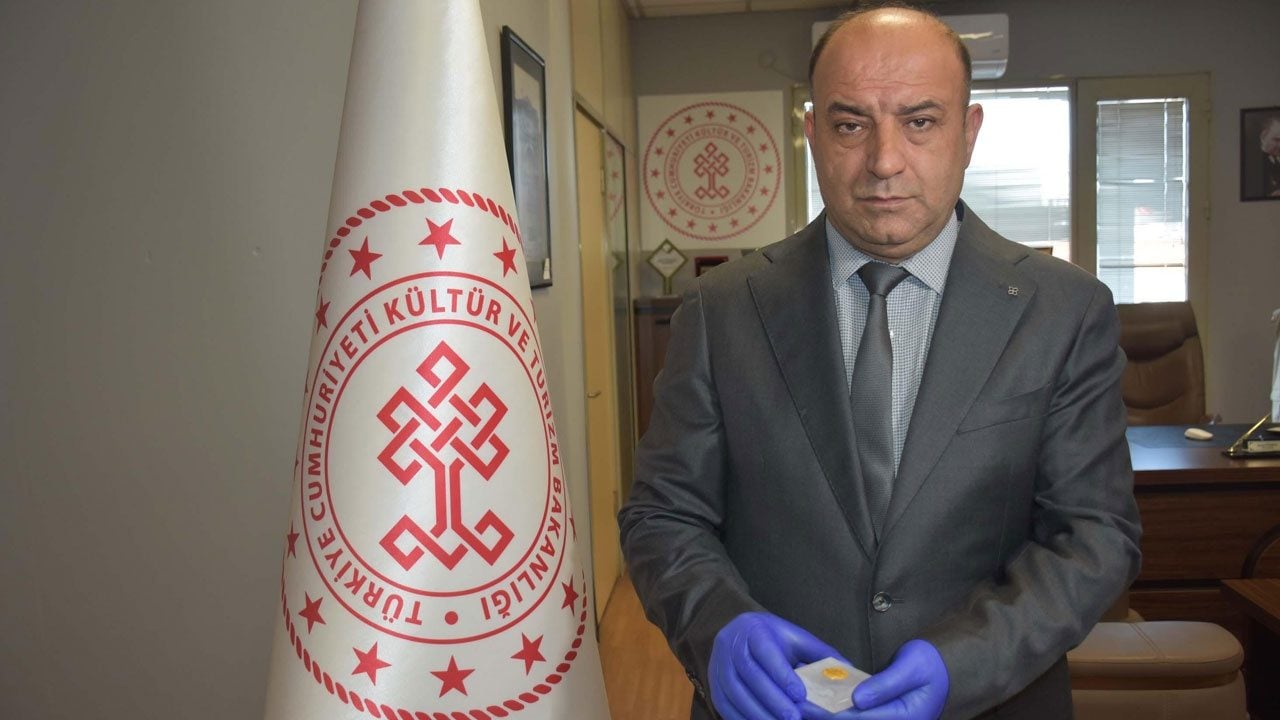 Foto - Üzerindeki kabartmalar dikkat çekti! Denizin dibinden altın sikke çıktı