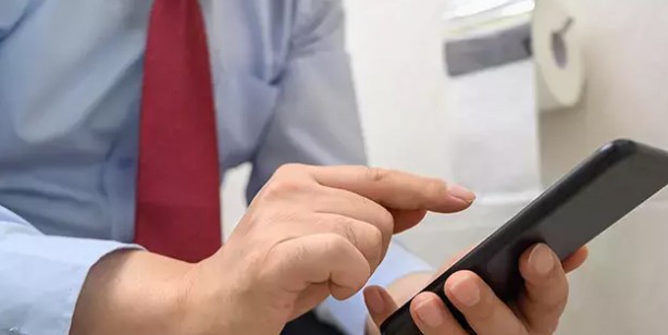 Uzman isim dikkat çekti: Telefonla tuvalette çok uzun süre zaman geçirenler bu hastalığa yakalanmış olabilirler