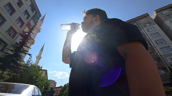 Uzman isimden önemli açıklama! Afrika sıcaklarında ne kadar su içilmeli? 