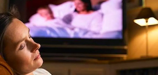Foto - Uzman isimler uyardı aman dikkat: Televizyon karşısında uyumak çok büyük zararlar verebilir! Buna sebep oluyor!