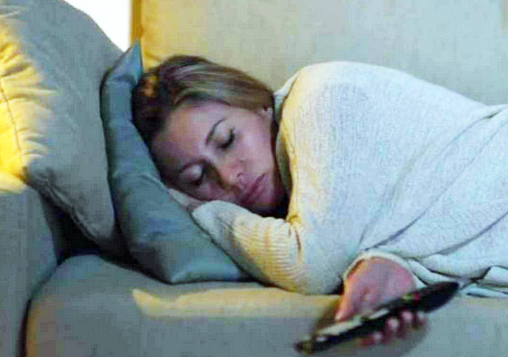 Uzman isimler uyardı aman dikkat: Televizyon karşısında uyumak çok büyük zararlar verebilir! Buna sebep oluyor!