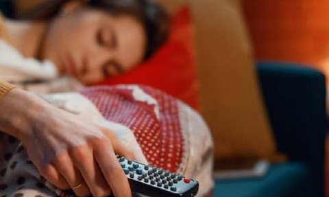 Foto - Uzman isimler uyardı aman dikkat: Televizyon karşısında uyumak çok büyük zararlar verebilir! Buna sebep oluyor!