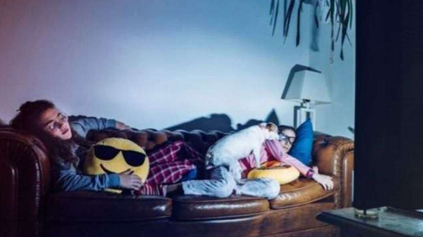 Foto - Uzman isimler uyardı aman dikkat: Televizyon karşısında uyumak çok büyük zararlar verebilir! Buna sebep oluyor!