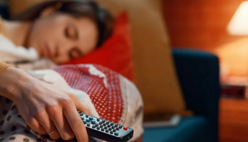 Foto - Uzman isimler uyardı aman dikkat: Televizyon karşısında uyumak çok büyük zararlar verebilir! Buna sebep oluyor!