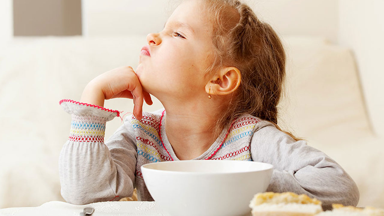 Uzmandan ailelere kritik uyarılar! "Bir kaşık daha" baskısı tehlikeli olabilir